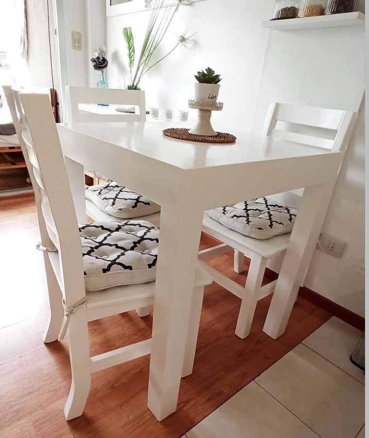 Mesa de madera en el local de Mueblería Longhi