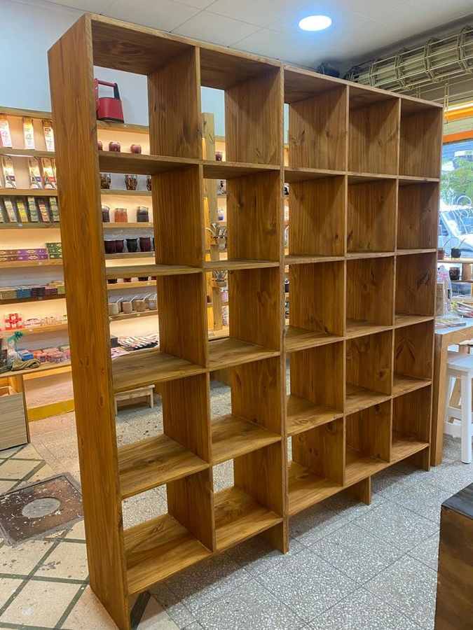 Biblioteca de madera en el local de Mueblería Longhi