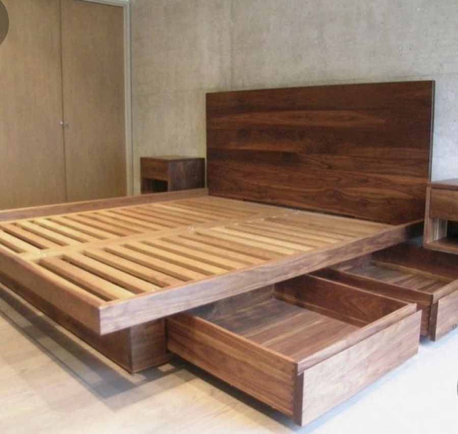 Cama de madera en el local de Mueblería Longhi