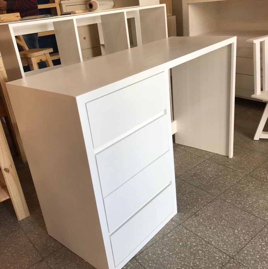 Escritorio de madera en el local de Mueblería Longhi
