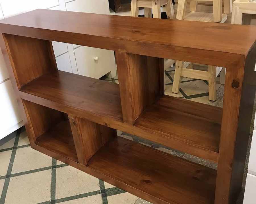 Rack de madera en el local de Mueblería Longhi