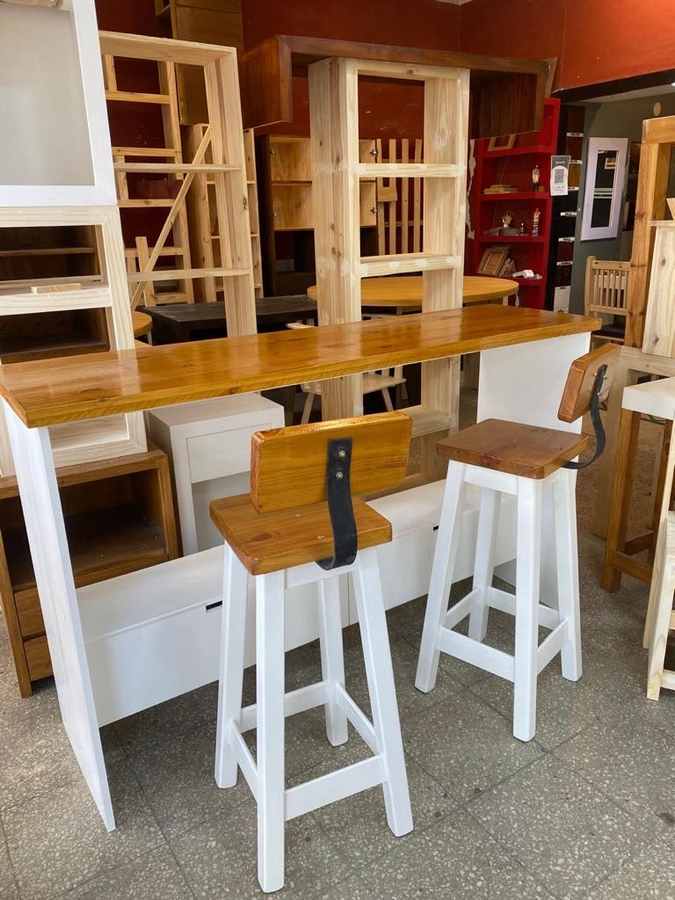 Desayunador de madera en el local de Mueblería Longhi