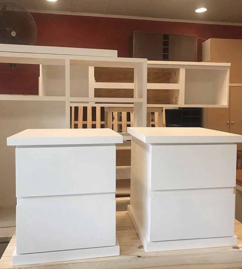 Mesa de luz de madera en el local de Mueblería Longhi