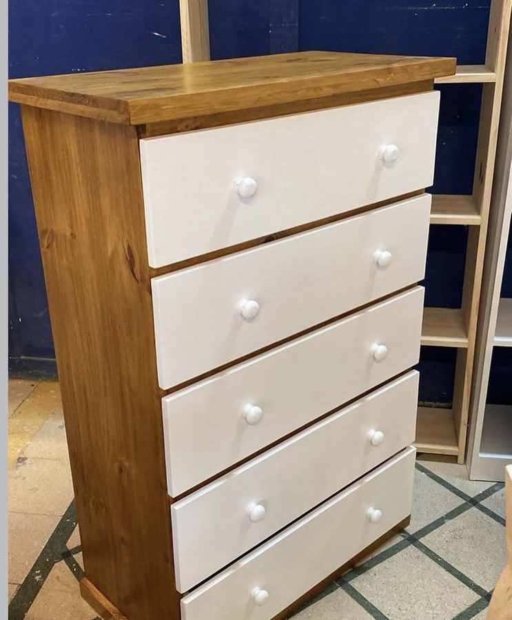 Cajonera de madera en el local de Mueblería Longhi