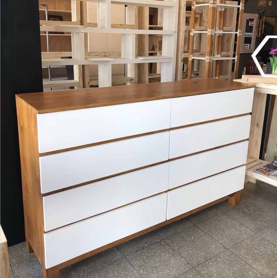 Cómoda de madera en el local de Mueblería Longhi