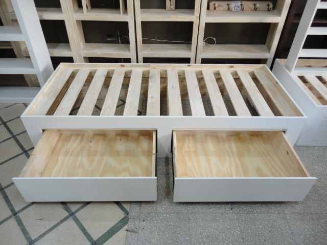Cama modelo 08 de Mueblería Longhi