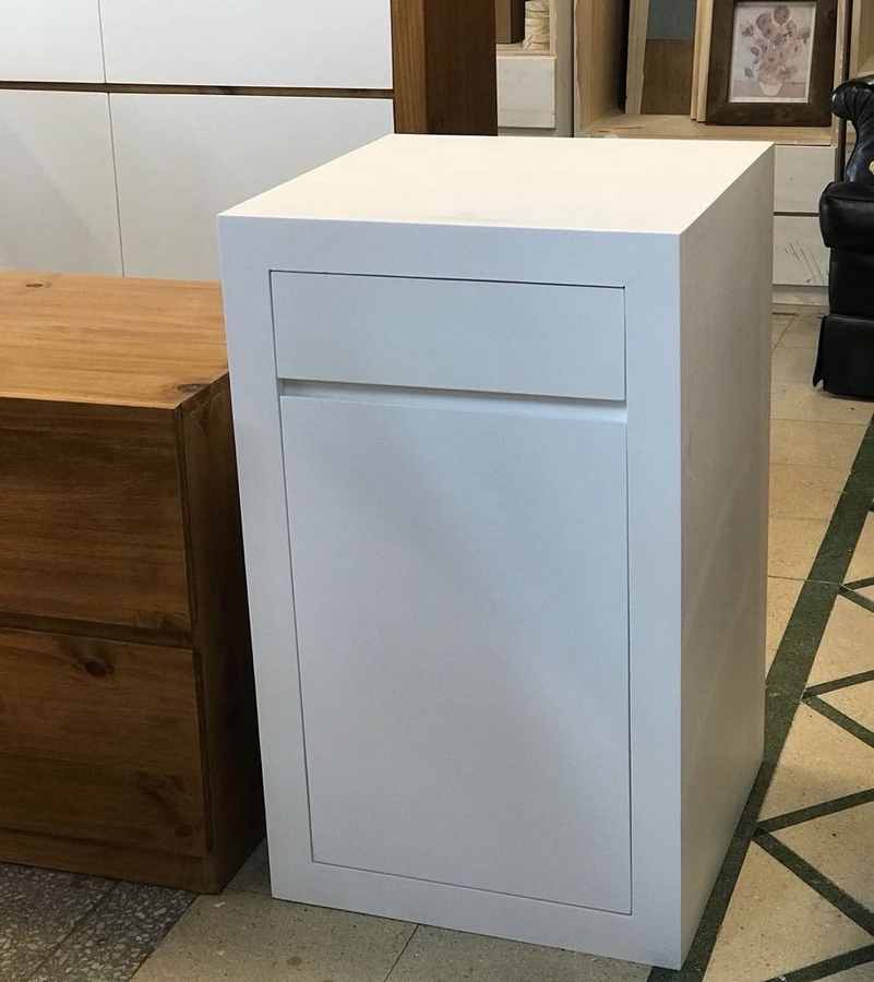 Mesa de luz modelo 13 de Mueblería Longhi