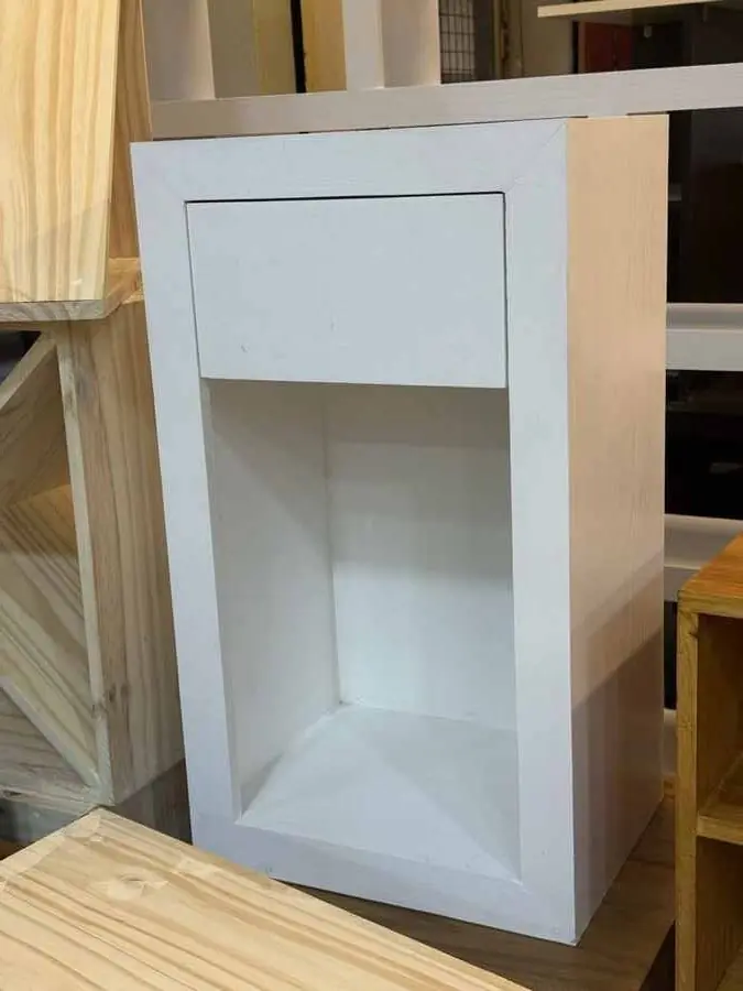Mesa de luz modelo 17 de Mueblería Longhi